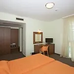 Jeravi Hotel